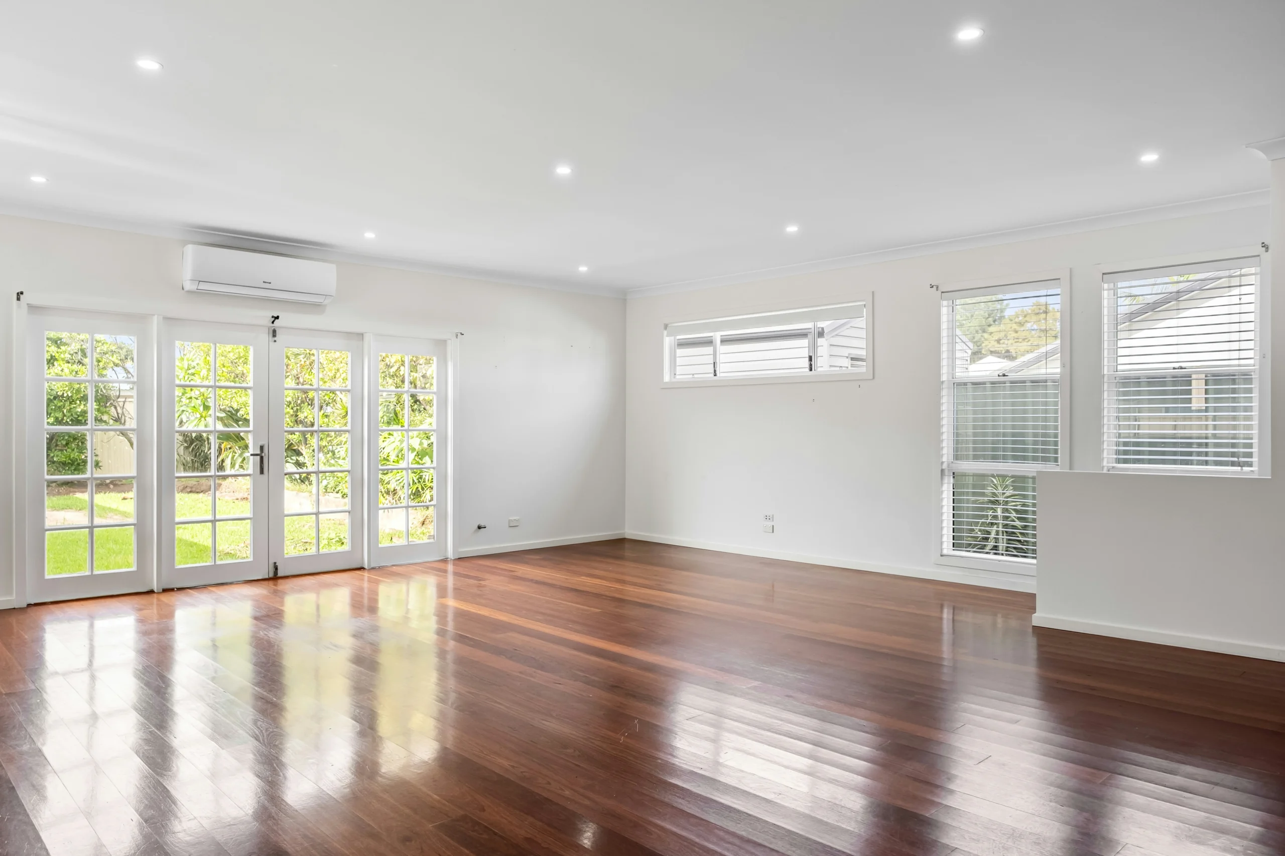 Salón reformado con suelo de madera en Ferrolterra