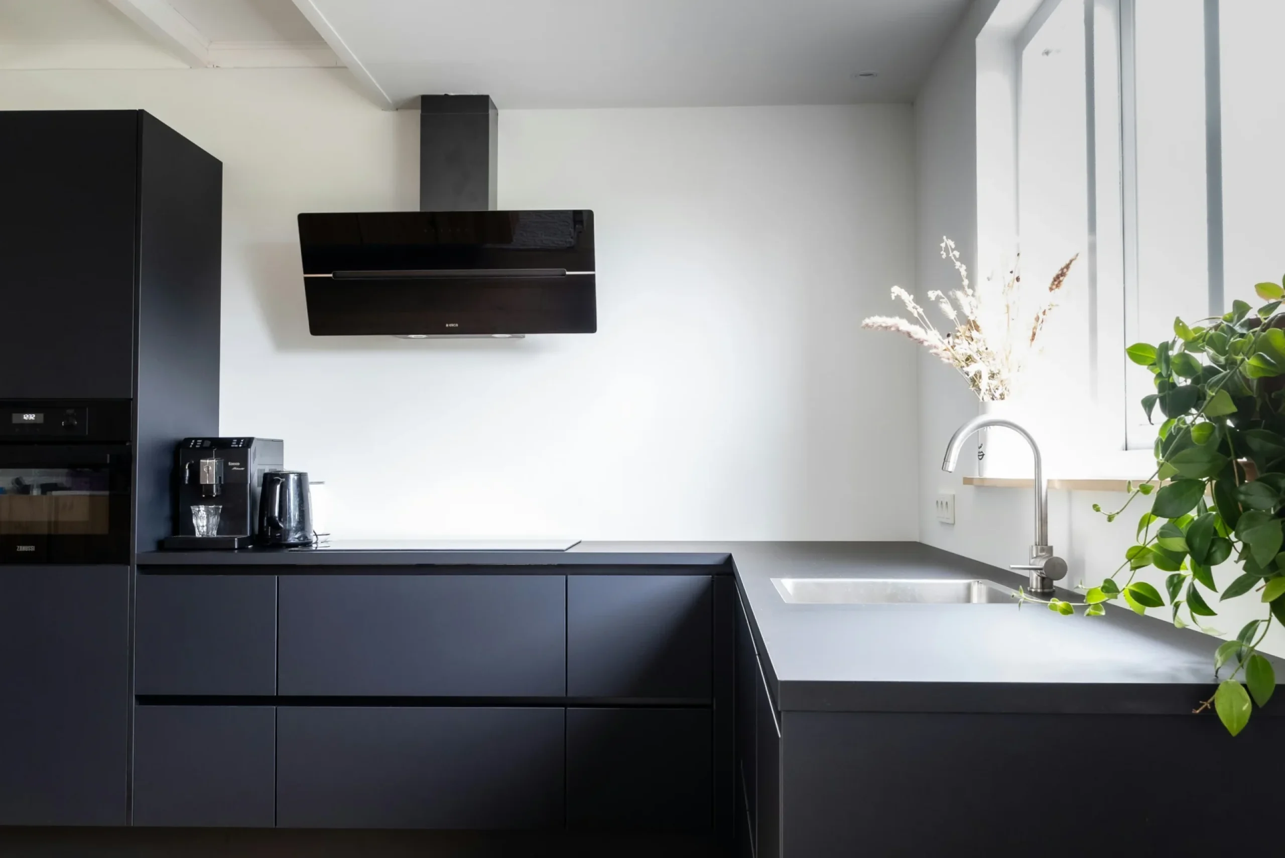 Cocina reformada con acabados modernos en Ferrolterra